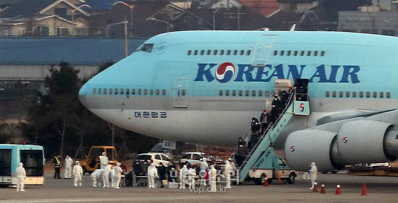 세계보건기구(WTO)가 신종 코로나 바이러스 감염증에 대해 '국제적 비상사태'를 선포한 31일 오전 중국 우한시와 인근 지역에 고립돼 있는 우리 국민들이 서울 강서구 김포국제공항에 도착한 국민들이 내리고 있다. 2020.01.31