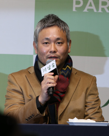 취재진의 질문에 답변하는 이하준 미술감독[포토]