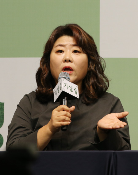 취재진의 질문에 답변하는 배우 이정은[포토]