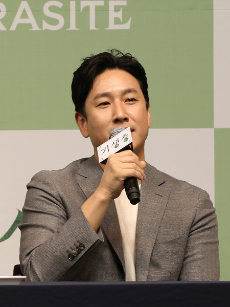 취재진의 질문에 답변하는 배우 이선균[포토]