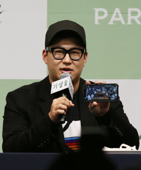 취재진의 질문에 답하는 한진원 작가[포토]