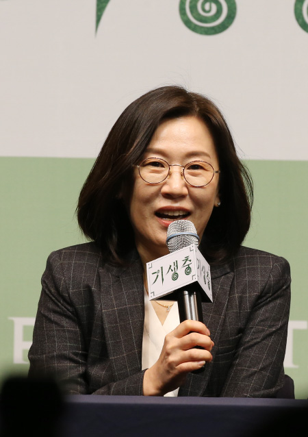 취재진의 질문에 답하는 바른손이앤에이 곽신애 대표[포토]