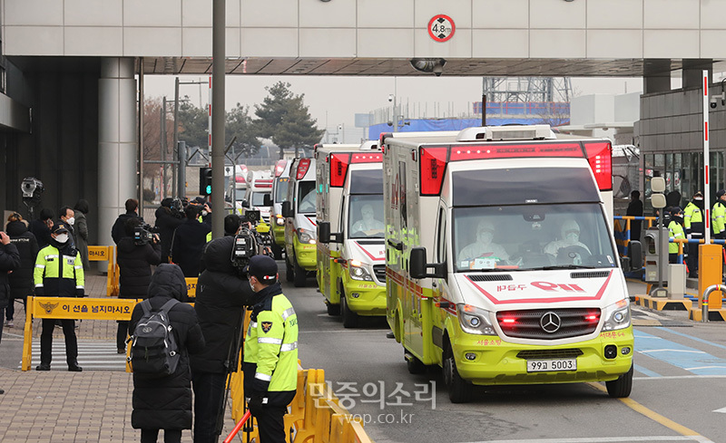 세계보건기구(WHO)가 신종 코로나 바이러스 감염증에 대해 '국제적 비상사태'를 선포한 가운데 서울 강서구 김포국제공항에 우한발 2차 전세기(KE9884)로 도착한 우리 교민들이 검역을 마친 교민 중 발열자들이 엠뷸런스를 타고 공항을 빠져나가고 있다.(자료사진)