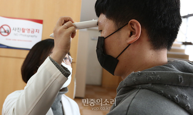 올해 첫 병역판정검사가 실시된 3일 오전 서울 영등포구 서울지방병무청에서 신종 코로나 바이러스 감염증(우한 폐렴) 확산을 방지하기 위해 검사 대상자 발열 진단을 하고 있다. 2020.02.03