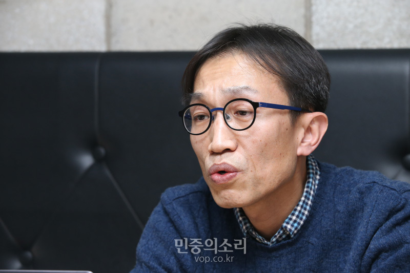 이종보 청라고등학교 교사가 4일 서울 종로구 한 카페에서 민중의소리와 인터뷰를 하고 있다. 2020.02.04