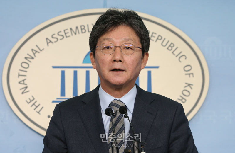새로운보수당 보수재건위원장인 유승민 의원(4선·대구 동구을)이 9일 오전 서울 국회에서.기자회견 열어 자유한국당과의 ‘신설 합당’을 추진하면서 총선 불출마를 선언하고 있다. 2020.02.09