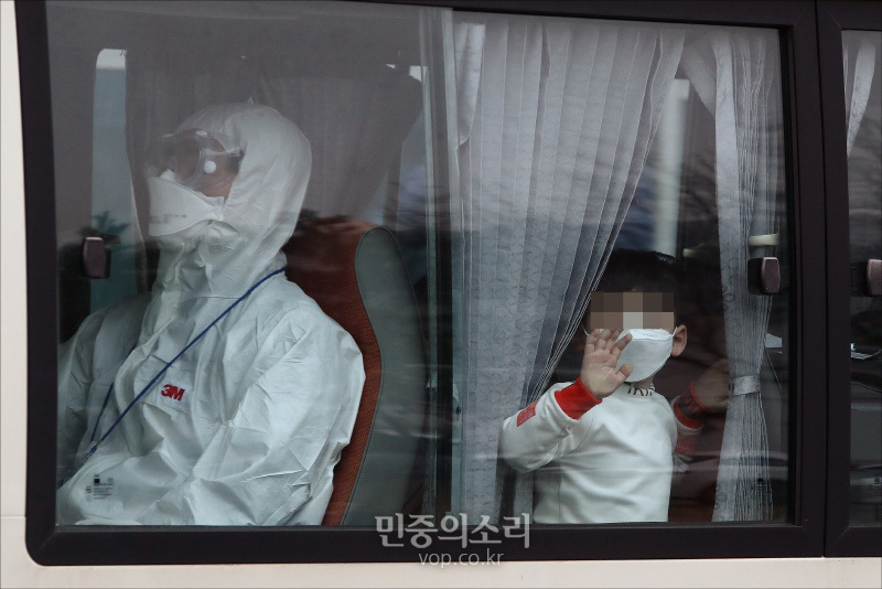 코로나19 진원지로 알려진 중국 후베이성 우한시와 인근 도시에서 정부의 3차 전세기를 통해 우한 교민과 중국국적가족이 김포공항에서 임시격리시설로 향하는 모습.