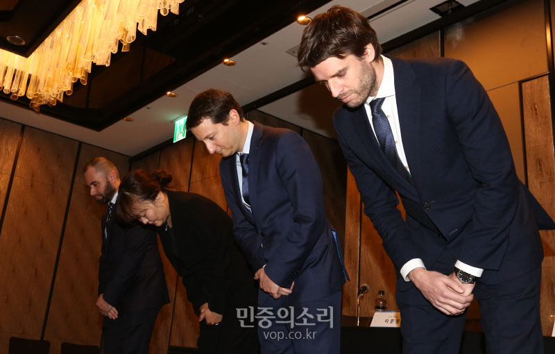 네덜란드 항공사 KLM 기욤 글래스 한국,일본,뉴칼레도니아 지역 사장, 이문정 한국지사장 등 관계자들이 14일 오전 서울 종로구 포시즌스호텔에서 승무원 전용 화장실 논란과 관련해 기자회견을 열고 사과를 하고 있다. 앞서 지난 10일 암스테르담 발 인천행 KLM KL855 항공편 내부 화장실에는 한글로만 ‘승무원 전용 화장실'이라는 종이 안내문이 붙어 코로나19 사태와 관련해 인종 차별 논란이 일었다. 2020.02.14