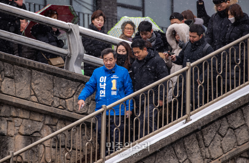 더불어민주당 후보로 종로 출마를 선언한 이낙연 전 국무총리가 17일 오전 서울 종로구 부암동에 위치한 영화 촬영지를 찾아 주민들에게 인사를 하고 있다. 2020.02.17
