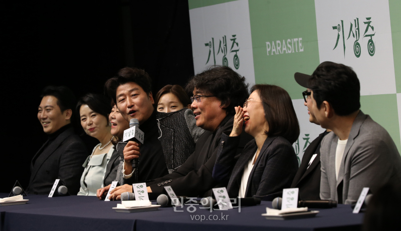오스카상 4관왕 영화 '기생충' 기자회견이 19일 오전 서울 중구 웨스틴조선호텔에서 진행 배우 송강호가 취재진의 질문 답을 하고 있다.<br
