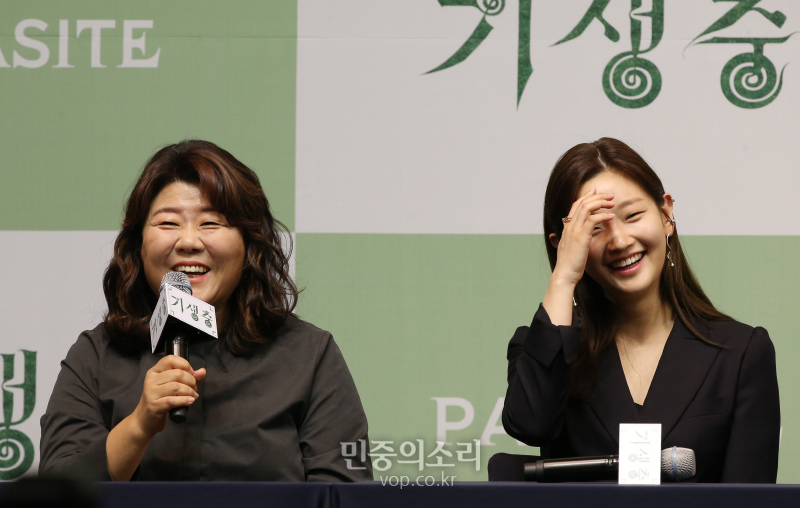오스카상 4관왕 영화 '기생충' 기자회견이 19일 오전 서울 중구 웨스틴조선호텔에서 진행된 가운데 배우 이정은이 취재진의 질문에 답하고 있다.<br