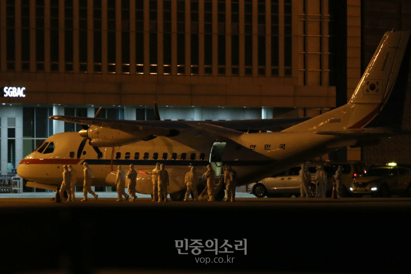 코로나19(우한폐렴) 확산으로 일본 요코하마항에 정박한 크루즈선 다이아몬드 프린세스에서 하선한 한국인 6명과 일본인 배우자 1명을 태운 공군 3호기가 지난 2월 19일 오전 김포공항에 도착한 뒤 관계자들이 기체 방역을 하고 있다.