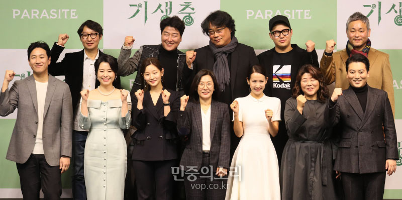 오스카상 4관왕 영화 '기생충' 기자회견이 19일 오전 서울 중구 웨스틴조선호텔에서 진행 배우 이선균(첫 번째 줄 왼쪽부터), 장혜진, 박소담, 바른손이앤에이 곽신애 대표, 조여정, 이정은, 박명훈, 이하준 미술감독, 한진원 작가, 봉준호 감독, 송강호, 양진모 편집감독이 기념촬영을 하고 있다.<br