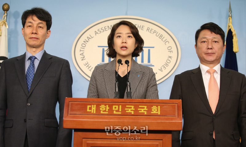 고민정 전 청와대 대변인이 20일 서울 여의도 국회 정론관에서 미래통합당의 문재인 대통령 탄핵 발언 관련 기자회견을 하고 있다. <br