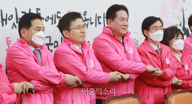황교안 미래통합당 대표와 심재철 원내대표, 이동섭 의원이 24일 오전 서울 여의도 국회에서 열린 최고위원회의에서 기념촬영을 하고 있다. 2020.02.24