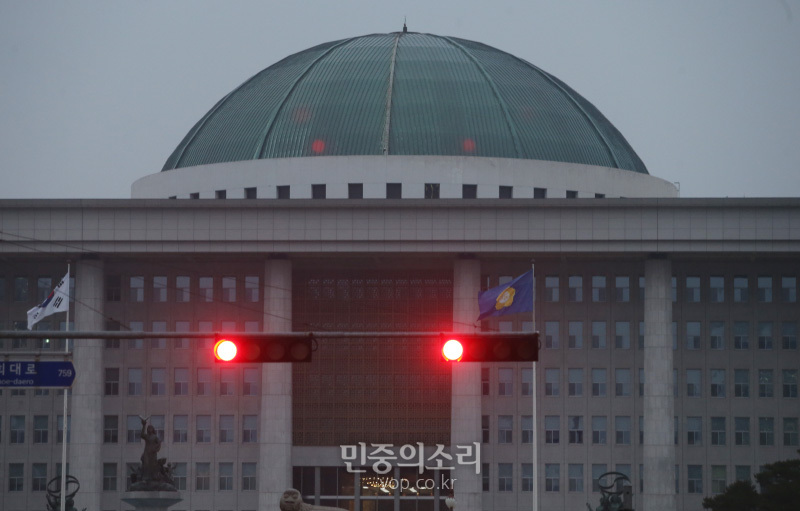 빨간 신호등 뒤로 보이는 국회 (자료사진) 2020.02.25