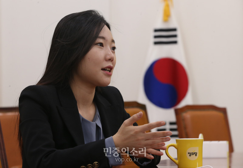 정의당 강민진 대변인이 26일 서울 여의도 국회에서 민중의소리 기자와 인터뷰를 하고 있다. 2020.02.26