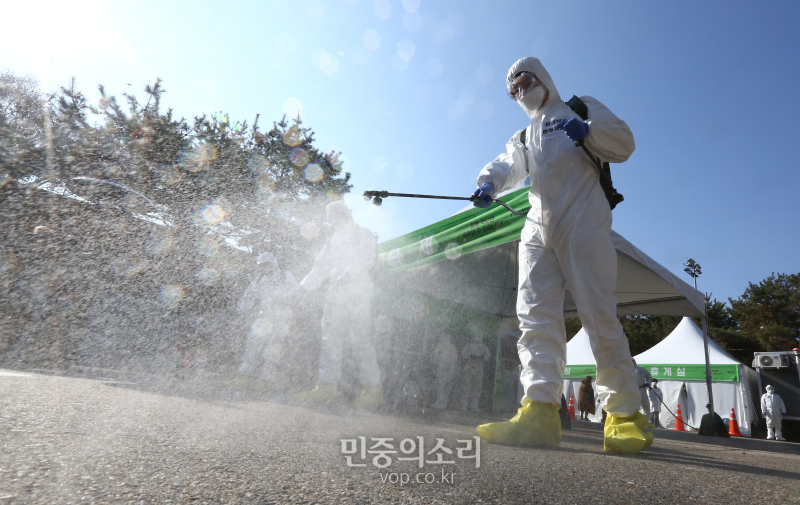 신종 코로나바이러스 감염증(코로나19)이 확산에 계속되는 가운데 5일 서울시인재개발원에 마련된 선별진료소에서 서초구 공무원과 국군화생방사령부 장병들이 방역작업을 하고 있다. 2020.03.05