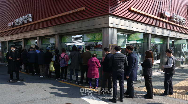 공적 마스크 5부제 시행 첫날인 9일 오전 서울 종로구의 한 약국에서 시민들이 마스크를 구매하기 위해 줄을 서고 있다.