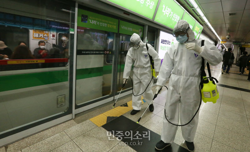 서울 구로구 코리아빌딩 내 콜센터에서 신종 코로나바이러스 감염증(코로나19) 확진자 93명이 나온 가운데 11일 콜센터 인근 신도림역에서 서울교통공사 관계자들이 신종 코로나 바이러스 감염증(코로나19) 관련 방역 작업을 하고 있다. 2020.03.11