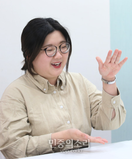 이태희 대학연합 동아리 평화나비 네트워크 전국 대표가 12일 서울시 용산구 평화나비네트워크 사무실에서 민중의소리 기자와 인터뷰를 하고 있다. 2020.03.12
