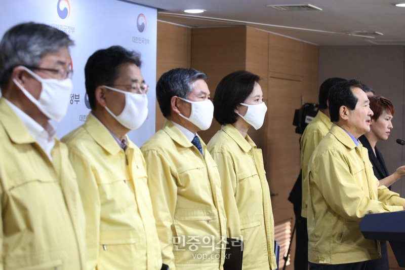 정세균 국무총리가 21일 오후 서울 세종로 정부서울청사에서 코로나19 확산에 따른 감염 예방 사회적 거리두기 강화를 위한 담화문을 발표하고 있다. 2020.03.21