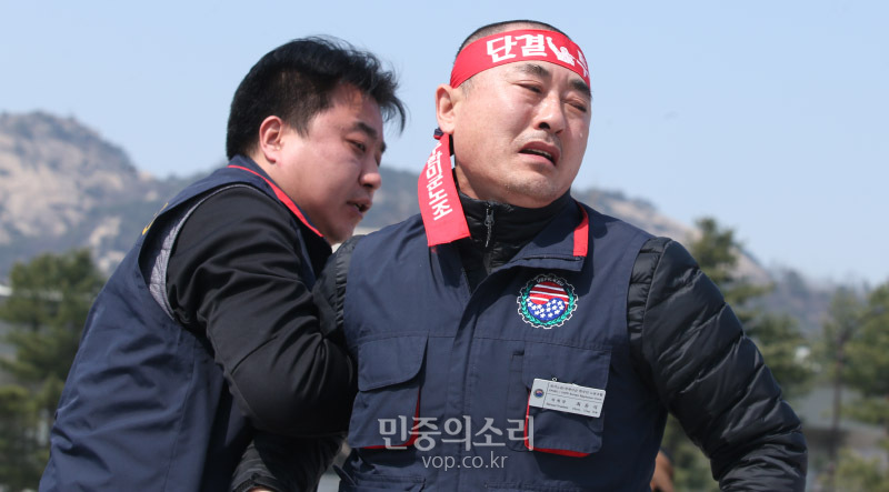 최응식 한국노총 전국외국기관노동조합연맹 전국주한미군한국인노동조합 위원장이 25일 오전 서울 청와대 분수대 앞에서 가진 방위비 제도개선 통한 국민 보호 촉구 기자회견에서 삭발식 후 눈물을. 흘리고 있다. 이들은 기자회견을 통해 협상에서 단순한 방위비 액수만 협상할 것이 아니라 향후 재발 방지를 위한 제도개선과 노동3권을 보장받을 수 있도록 SOFA 노무조항 개정 등을 강력하게 요구했다. 2020.03.25