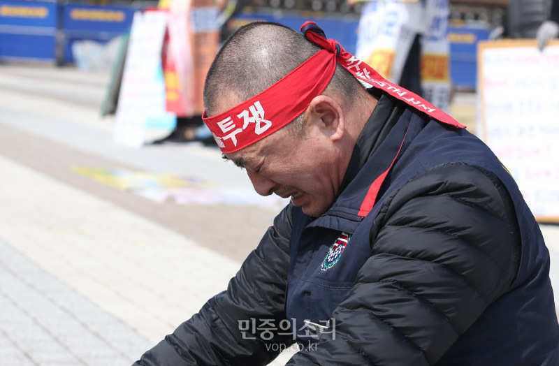 최응식 한국노총 전국외국기관노동조합연맹 전국주한미군한국인노동조합 위원장이 25일 오전 서울 청와대 분수대 앞에서 가진 방위비 제도개선 통한 국민 보호 촉구 기자회견에서 삭발식 후 눈물을. 흘리고 있다. 이들은 기자회견을 통해 협상에서 단순한 방위비 액수만 협상할 것이 아니라 향후 재발 방지를 위한 제도개선과 노동3권을 보장받을 수 있도록 SOFA 노무조항 개정 등을 강력하게 요구했다. 2020.03.25