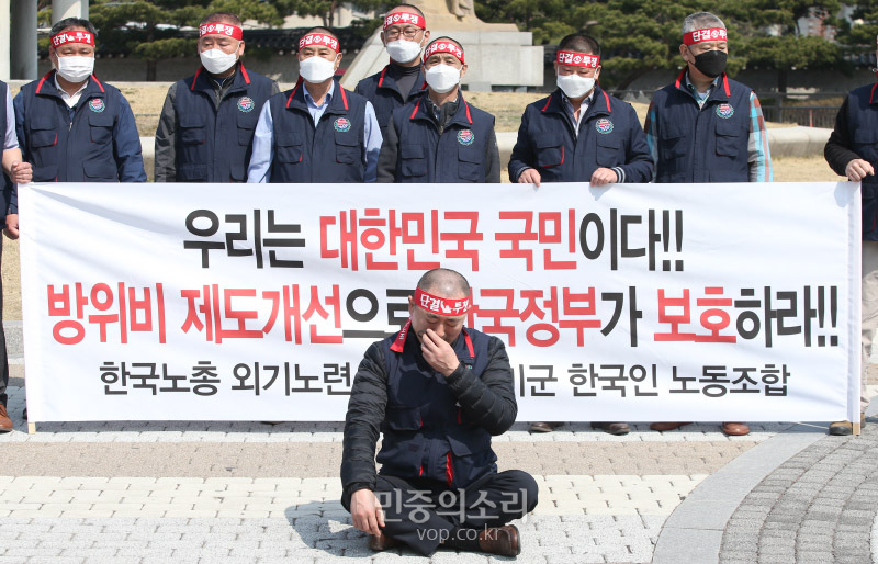 최응식 한국노총 전국외국기관노동조합연맹 전국주한미군한국인노동조합 위원장이 25일 오전 서울 청와대 분수대 앞에서 가진 '방위비 제도개선 통한 국민 보호 촉구 기자회견'에서 삭발식을 한 후 눈물을 흘리고 있다. 주한미군 노동자들은 기자회견을 통해 한미방위비분담금협상에서 단순히 방위비 액수만 협상할 것이 아니라, 향후 무급휴직 등 재발 방지를 위한 제도개선과 노동3권 보장이 가능하도록 SOFA 노무조항을 개정해야 한다고 강력하게 요구했다. 2020.03.25