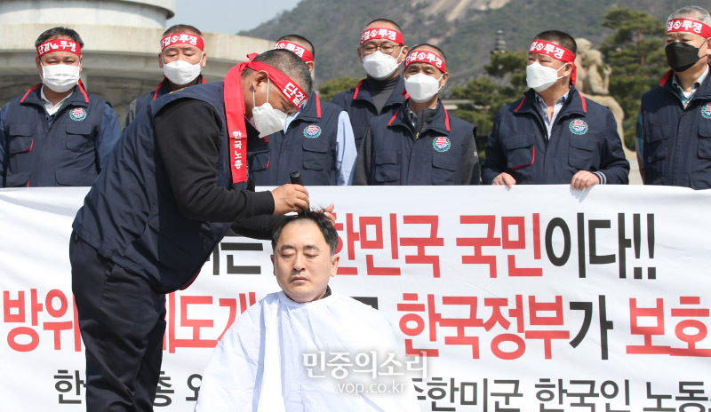 최응식 한국노총 전국외국기관노동조합연맹 전국주한미군한국인노동조합 위원장이 25일 오전 서울 청와대 분수대 앞에서 가진 방위비 제도개선 통한 국민 보호 촉구 기자회견에서 삭발을 하고 있다. 이들은 기자회견을 통해 협상에서 단순한 방위비 액수만 협상할 것이 아니라 향후 재발 방지를 위한 제도개선과 노동3권을 보장받을 수 있도록 SOFA 노무조항 개정 등을 강력하게 요구했다. 2020.03.25
