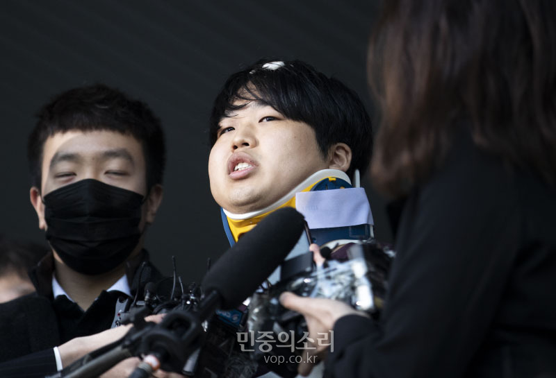 텔레그램에서 불법 성착취 영상을 제작, 판매한 n번방 사건의 ‘박사방’ 운영자 조주빈 씨가 25일 오전 서울 종로경찰서에서 검찰에 송치되기 위해 호송차량으로 향하고 있다. 2020.03.25