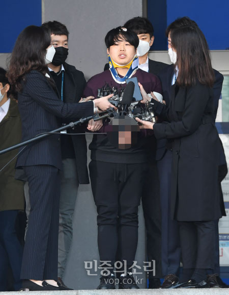 텔레그램에서 불법 성착취 영상을 제작, 판매한 n번방 사건의 ‘박사방’ 운영자 조주빈 씨가 25일 오전 서울 종로경찰서에서 검찰에 송치되기 위해 호송차량으로 향하며 취재진의 질문에 답하고 있다. 2020.03.25