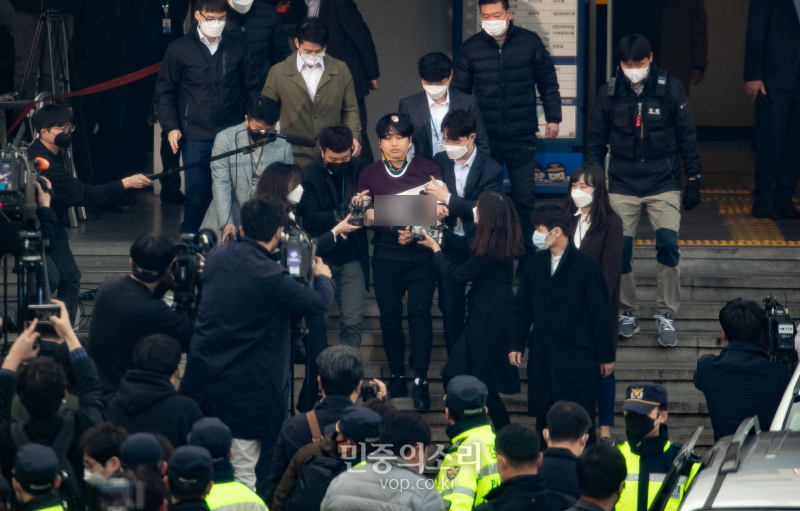 텔레그램에서 불법 성착취 영상을 제작, 판매한 n번방 사건의 ‘박사방’ 운영자 조주빈 씨가 25일 오전 서울 종로경찰서에서 검찰에 송치되기 위해 호송차량으로 향하고 있다. 2020.03.25