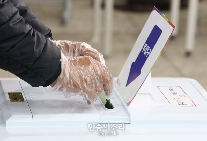 제21대 국회의원 선거가 실시된 지난 4월15일 서울 불광 연신중학교 투표소에서 한 시민이 투표를 하고 있다.  2020.04.15