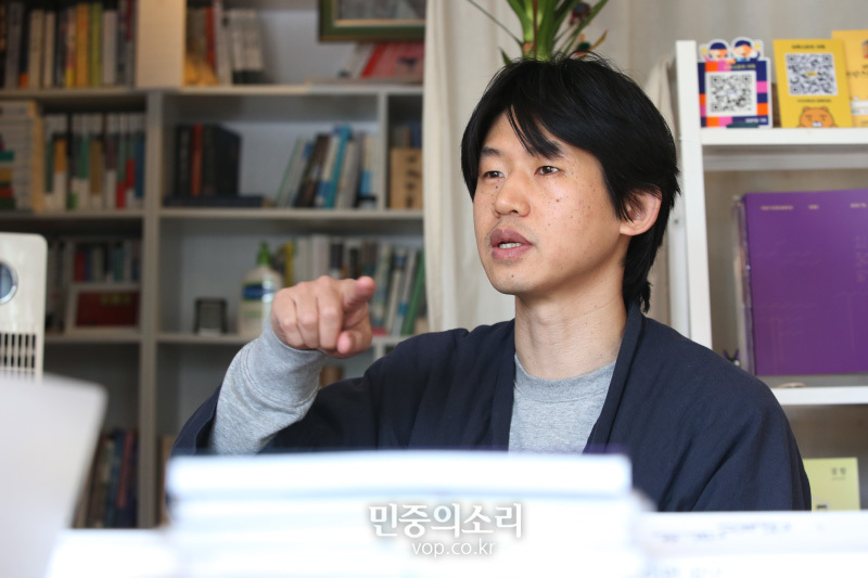 프루스트의 서재를 운영하는 박성민 대표가 25일 서울 성동구 무수막길 56 독립서점 프루스트의 서재에서 민중의소리와 인터뷰를 하고 있다. 2020.04.25