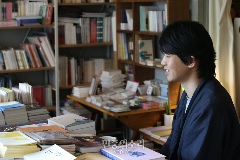 프루스트의 서재를 운영하는 박성민 대표가 25일 서울 성동구 무수막길 56 독립서점 프루스트의 서재에서 민중의소리와 인터뷰를 하고 있다. 2020.04.25