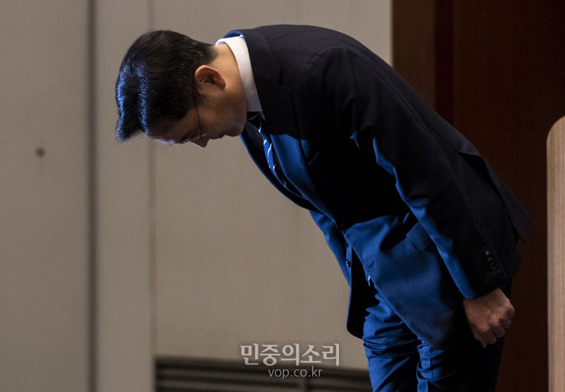 이재용 삼성전자 부회장이 6일 오후 서울 서초구 삼성전자 서초사옥에서 경영권 승계 과정에서 불거진 위법 행위에 대한 대국민 사과를 하고 있다. 2020.05.06