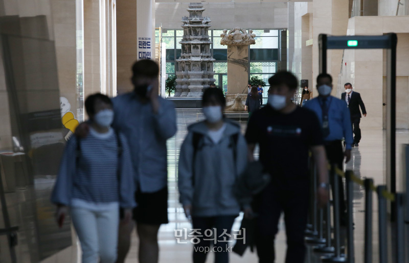 신종 코로나 바이러스 감염증(코로나19) 확산 방지를 위한 '사회적 거리두기'가 '생활 속 거리두기'로 전환된 6일 서울 용산구 국립중앙박물관에서 관람객들이 거리두기를 하며 입장을 하며 손소독을 하고 있다. 국립중앙박물관은 시간당 300명으로 입장 인원을 제한하고 있다.2020.05.06