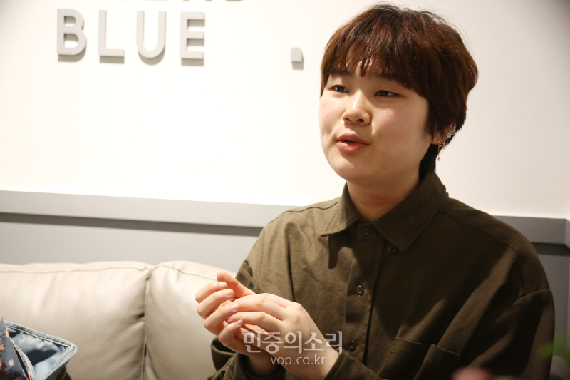 '비행청소년'(비거니즘을 행동으로 실천하는 청소년)에서 활동하는 청소년 박지은 씨가 19일 서울 서초구 한 카페에서 민중의소리와 인터뷰를 하고 있다. 2020.05.22