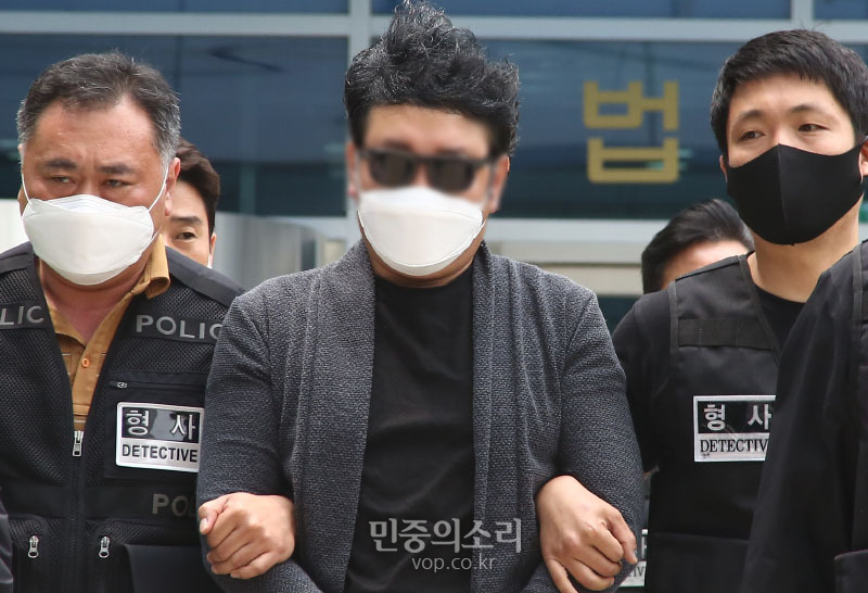 경비원 폭행·상해 혐의를 받는 입주민 심모 씨가 22일 서울 도봉구 서울북부지방법원에서 열린 영장실질심사(구속 전 피의자 심문)를 마친 후 법정을 나서고 있다. 2020.05.22