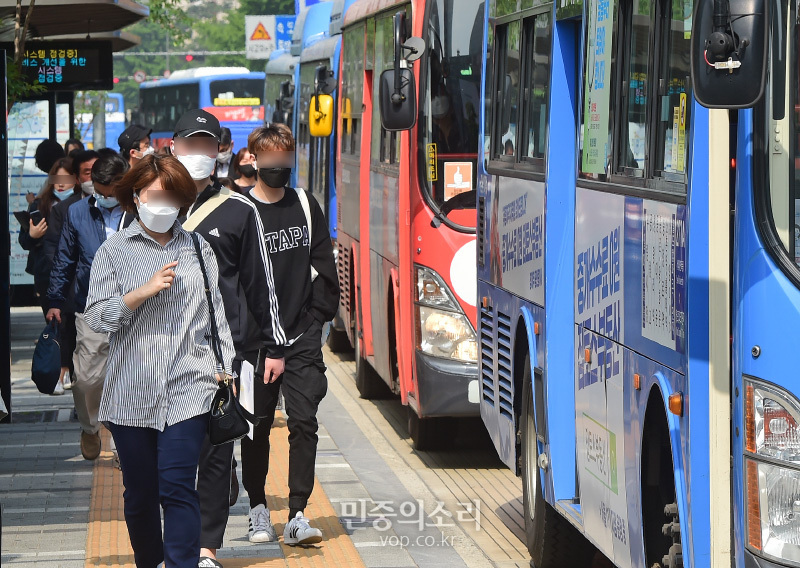 정부가 버스·택시·지하철을 이용하는 시민들이 마스크를 쓰지 않을 경우 탑승을 제한하는 등 대중교통의 방역 관리를 한층 강화를 시작한 26일 서울 광화문 정류장에서 마스크를 착용한 시민들이 버스를 이용하고 있다. 2020.05.26