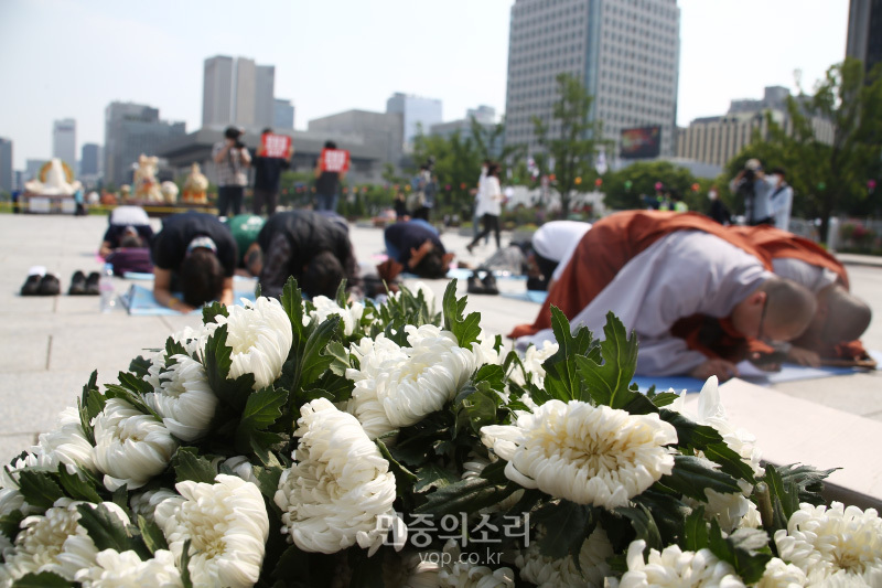 28일 오후 서울 세종대로 광화문광장 북측에서 구의역 참사 4주기 추모위원회 주관으로 열린 산재사망노동자 추모 108배 및 천도재에서 참석자들이 108배를 하고 있다. 2020.5.28