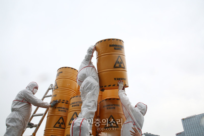 환경운동연합 활동가들이 올해 6월 2일 오전 서울 광화문 광장에서 핵폐기물 임시저장시설 추가건설 반대 퍼포먼스를 하기 위해 핵폐기물 상징 드럼통을 옮기고 있는 모습. 2020.06.02