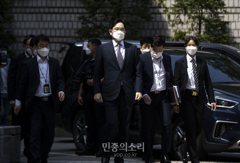 삼성물산-제일모직 합병·경영권 승계 의혹을 받는 이재용 삼성전자 부회장이 8일 오전 서울 서초구 중앙지법에서 열린 구속 전 피의자 심문(구속영장실질심사)을 받기 위해 출석하고 있다. 2020.06.08