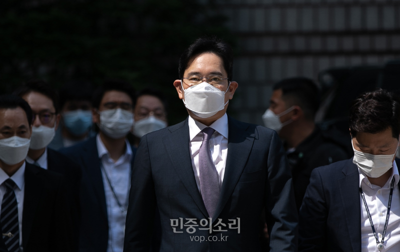 삼성물산-제일모직 합병·경영권 승계 의혹을 받는 이재용 삼성전자 부회장이 8일 오전 서울 서초구 중앙지법에서 열린 구속 전 피의자 심문(구속영장실질심사)을 받기 위해 출석하고 있다. 2020.06.08