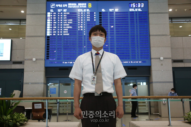 11일 인천 영종도 인천국제공항 제1터미널에서 김지원 공공운수노조 아시아나KA 지부장이 민중의소리 기자와 인터뷰를 하고 있다. 2020.06.11