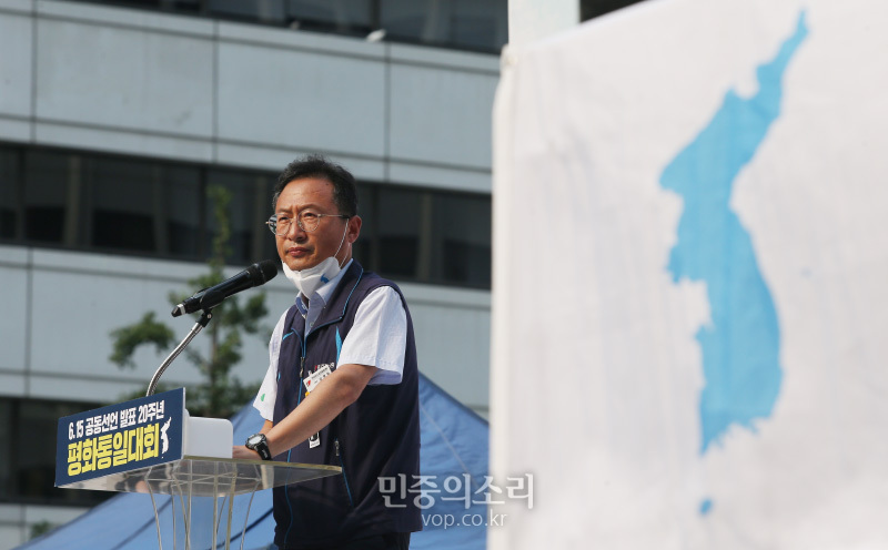 남북 6.15 공동선언 20주년을 이틀 앞둔 13일 오후 서울 중구 예금보험공사 앞에서 열린 6·15공동선언 발표 20주년 기념 대회에서 김명환 민주노총 위원장이 발언하고 있다. 2020.06.13