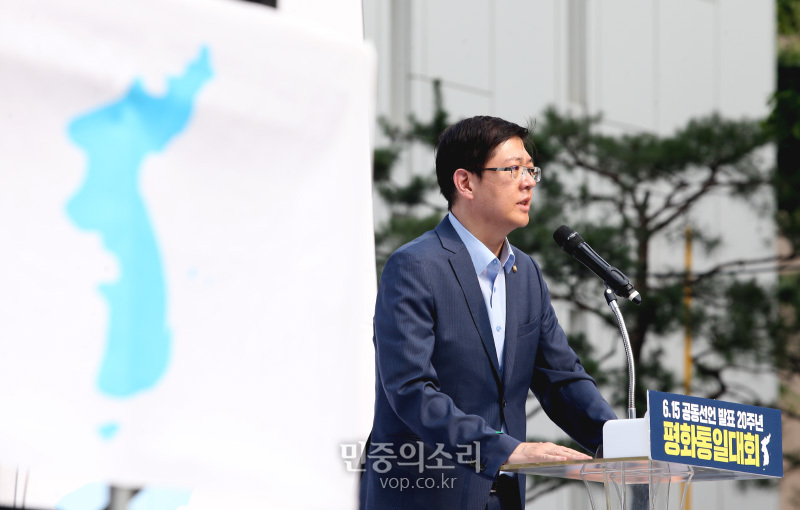 남북 6.15 공동선언 20주년을 이틀 앞둔 13일 오후 서울 중구 예금보험공사 앞에서 열린 6·15공동선언 발표 20주년 기념 평화통일대회에서 김홍걸 민족화해협력범국민협의회 대표상임의장 겸 더불어민주당 의원이 발언을 하고 있다. 2020.06.13