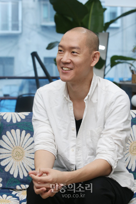 김도윤 타투유니온 지회장이 24일 서울 종로구 자하문로 타투 작업실에서 민중의소리와 인터뷰를 하고 있다. 2020.06.24