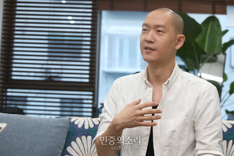 김도윤 타투유니온 지회장이 24일 서울 종로구 자하문로 타투 작업실에서 민중의소리와 인터뷰를 하고 있다. 2020.06.24